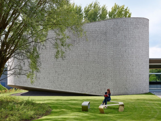 Audytorium szpitala klinicznego AZ Groeninge w Belgii jest zwycięzcą w kategorii Public Use.