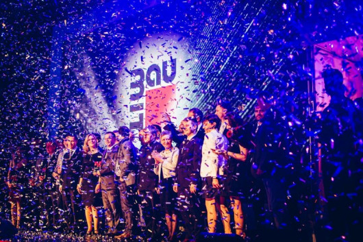 Na koniec wszyscy uhonorowani stanęli do pamiątkowego zdjęcia. Wówczas w sali ponownie rozbrzmiały gromkie brawa, a z góry posypało się srebrne konfetti, idealnie oddając podniosłą atmosferę wydarzenia.