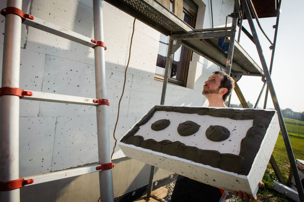 Nakładanie kleju na styropian