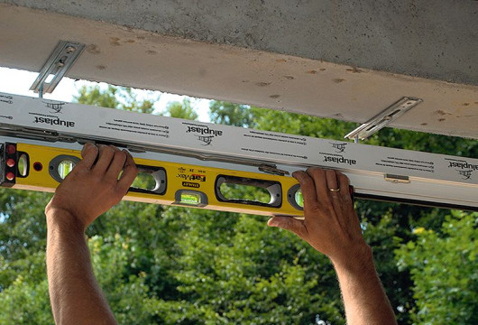 Regulowanie ustawienia okna, sprawdzenie poziomów i pionów