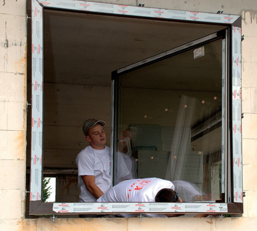 Regulowanie ustawienia okna, sprawdzenie poziomów i pionów