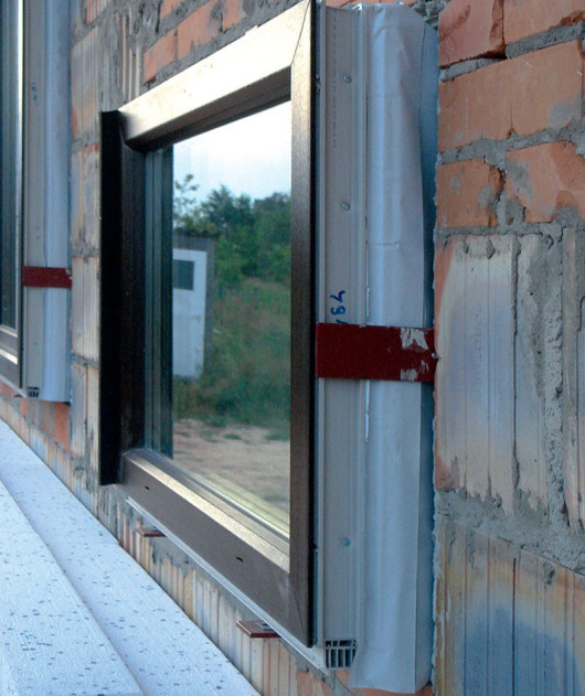 Zabezpieczenie przestrzeni między skrzydłem a murem taśmą rozprężną