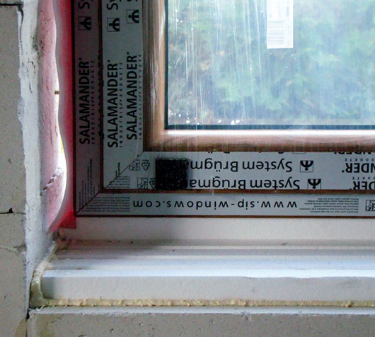 Przyklejenie kształtek do otworu okiennego za pomocą kleju do styropianu (lub odpowiedniej pianki) i po ich wyschnięciu nałożenie ramy okna na profil.