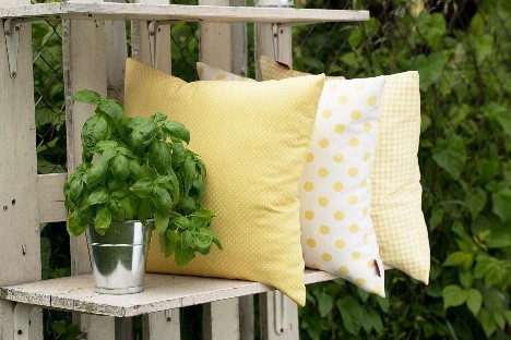 Kolorowe poduszki w towarzystwie zieleni