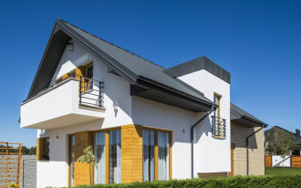 Pokrycie z blachy - sposób na trwały i modny dach