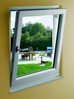 W bezpiecznym okuciu activPilot TiltFirst uchył poprzedza pełne otwarcie okna. Dobrze, gdy okno jest dodatkowo zabezpieczone klamką z kluczykiem, ponieważ dziecko nie zdoła przekręcić jej do pozycji otwartej. 