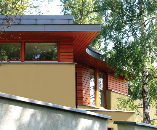 Drewniana oblicówka w górnej strefie ścian obniż dom