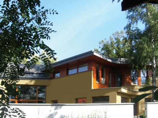 Ściany zewnętrzne wzniesiono w technologii trójwarstwowej, z silikatów ocieplonych wełną mineralą