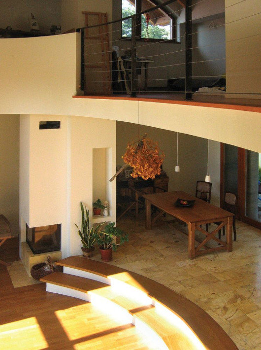 Podłużne, biegnące po łuku schodki wyodrębniają z przestrzeni parteru strefę wypoczynku