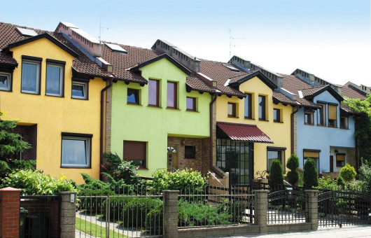 Kolorowe domy w zabudowie szeregowej