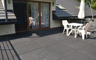 Czy przepisy regulują odległość tarasu od granicy działki?