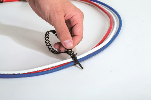 Opaska Kable-Fix R dostępna jest w trzech wariantach kolorystycznych - zielonym, czarnym i bezbarwnym