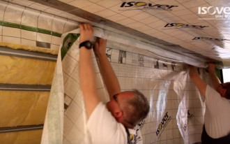 Układanie foli paroizolacyjnej 