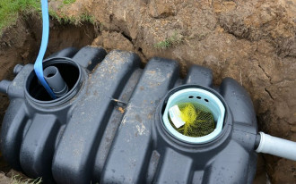 Czy zmiana oczyszczalni ścieków na szambo uchyla pozwolenie na budowę?