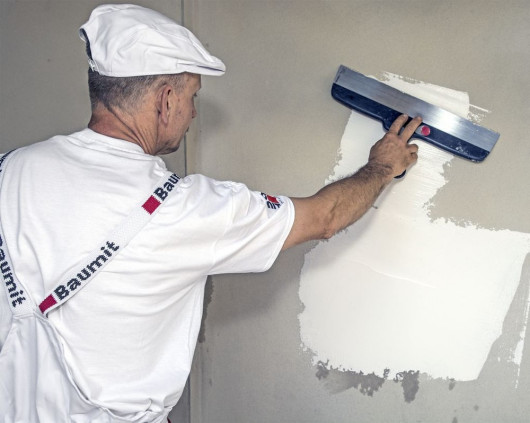 Nakładanie gładzi gipsowej