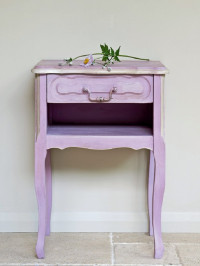 Stolik odnowiony farbami kredowymi Annie Sloan