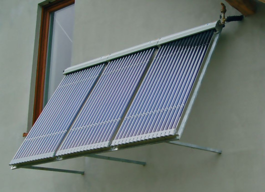 Kolektory słoneczne zamontowane na elewacji domu