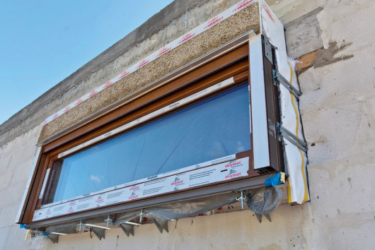 Konsole wspornikowe wysunięte poza płaszczyznę ściany (montaż w warstwie ocieplenia).