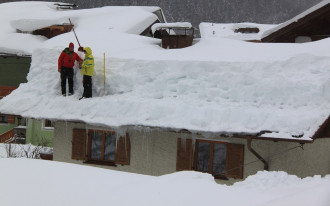 Łopaty i chemia - sposób na śnieg