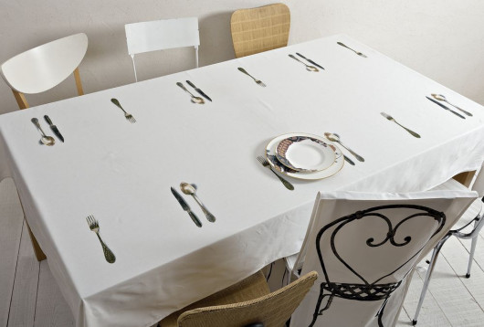 Obrus z wysokiej jakości lnu, ozdobiony realistycznym nadrukiem rozłożonych sztućców.