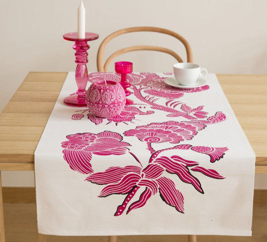 Bieżnik na stół z efektownym nadrukiem