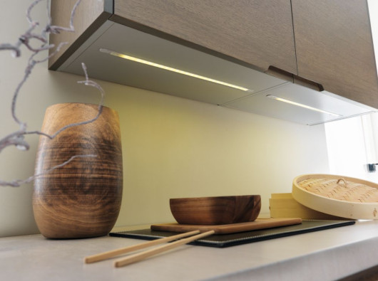 Liniowe oświetlenie (taśma LED w osłonce) umieszczone pod szafkami Senso 36th Norde Avenue z oferty Black Red White