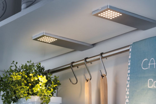 Panele LED Spot Set do montowania pod półkami.