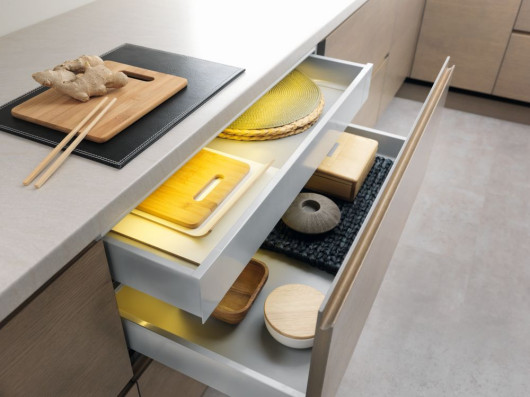 Nowoczesna zabudowa z kolekcji Senso 36th Norde Avenue, w której za jednym frontem kryją się dwie podświetlane od wewnątrz szuflady