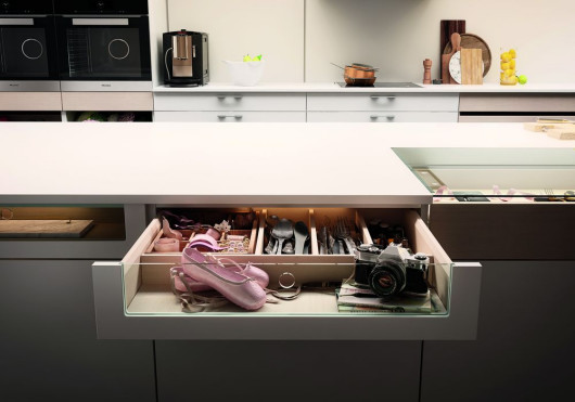 Kuchnia z rozwiązaniem Display ID, czyli podświetlanymi od wewnątrz szufladami, wyposażonymi w szklany front lub przeszklony blat