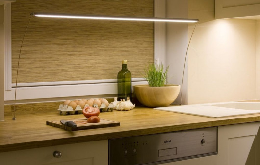 Tam, gdzie nie ma górnego rzędu szafek, przyda się lampa PDS-O marki Kluś Design