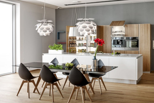 Zabudowa marki Peka, w której zastosowano systemy wyposażenia wewnętrznego z oświetleniem