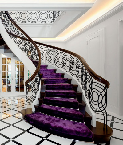 Wytworne schody policzkowe MS-70 z drewna dębowego, uzupełnione artystyczną kutą balustradą