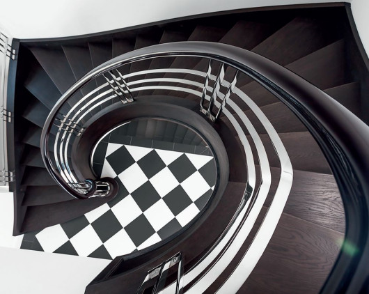 Schody RS-95 o konstrukcji policzkowej i giętej linii biegu