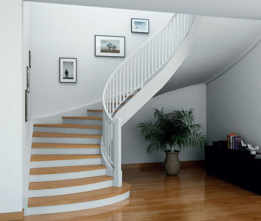 Komfortowe schody wachlarzowe o łagodnie wznoszącym się biegu i dębowych stopniach