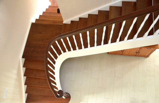 Utrzymane w stylu angielskim schody drewniane ze spocznikiem i rozwidleniem biegów, dostosowane oryginalną formą do warunków pomieszczenia