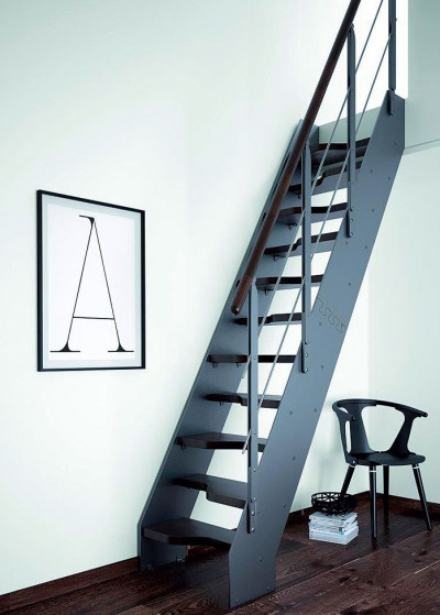 Schody o stalowej konstrukcji policzkowej z "kaczymi" stopniami z malowanego na ciemno drewna