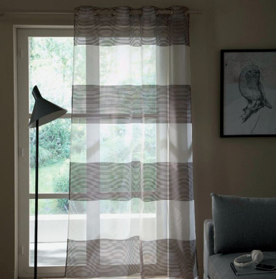 Delikatna firanka w szerokie pasy koloru taupe