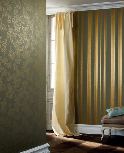 Gładkie jedwabne zasłony, dopasowane kolorystycznie do wzorzystych tapet