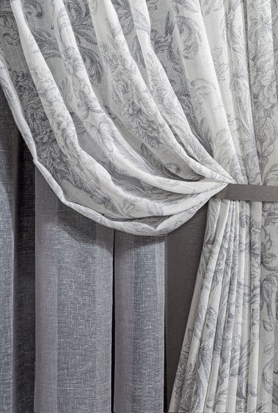 Elegancka zasłona i podpięta taśmą firanka