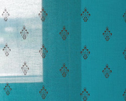 Zasłona z metalicznym nadrukiem, inspirowana wzorami indyjskimi