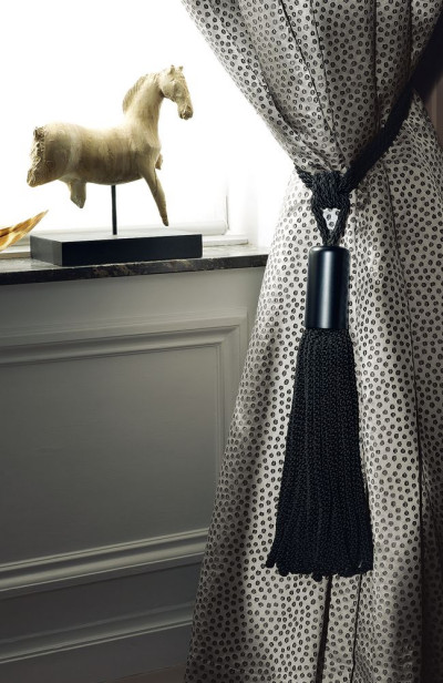 Zasłona z kolekcji Urban Jungle, przewiązana dekoracyjnym chwostem