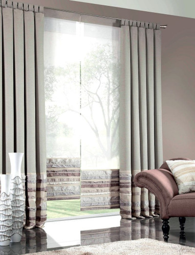 Matowe zasłony połączone z półprzezroczystymi roletami w naturalnej palecie szarości i beżów