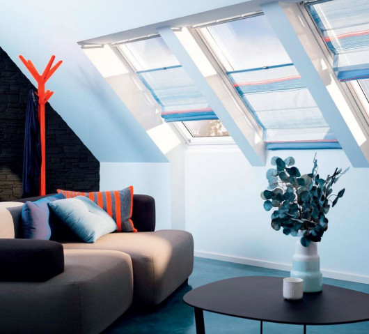 Rolety rzymskie z kolekcji Scholten &amp; Baijings, obejmującej 6 wzorów kolorystycznych w wersji przyciemniającej i półprzezroczystej, inspirowanych zmieniającą się od świtu do zmierzchu grą światła naturalnego