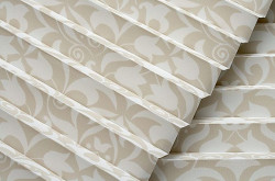 Rolety plisowane z nieprzezroczystej Aida Print w delikatny deseń