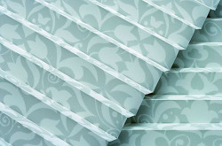 Rolety plisowane z nieprzezroczystej Aida Print w delikatny deseń