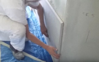 Montaż płyt z betonu architektonicznego Luxum na ścianie