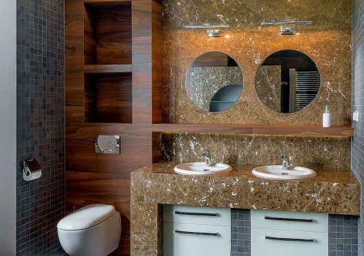 Naturalny kamień i drewno oraz szlachetna ceramika w jendej łazience