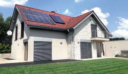 Na instalację PV zwykle trzeba przeznaczyć dużo więcej miejsca na dachu niż na kolektory.