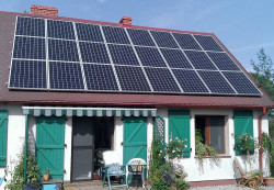 Tej wielkości instalacja daje maksymalnie ok. 6 kW mocy, a jej zbudowanie oznacza wydatek rzędu 40 000 zł