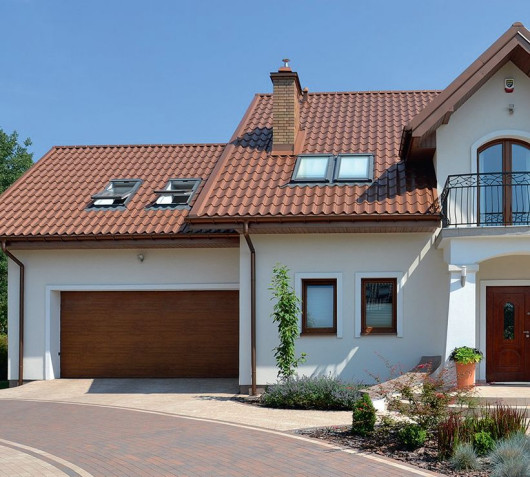 Duży garaż zamknięto jedną bramą segmentową (o szer. 4,5 m) z napędem